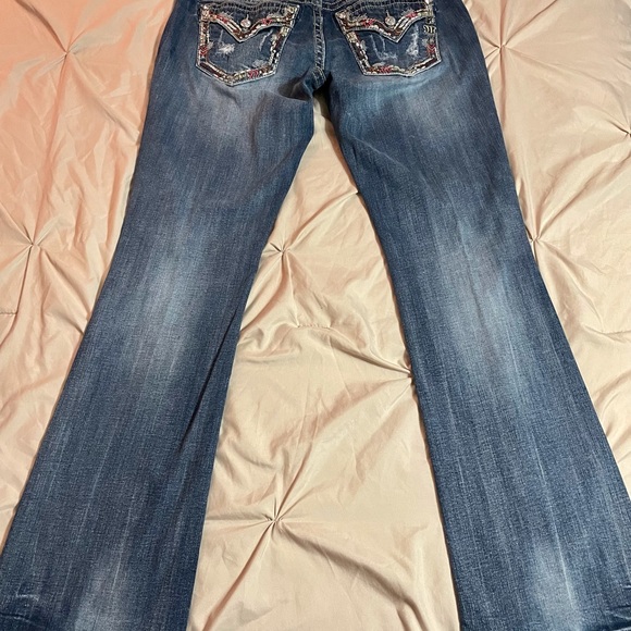Miss Me Jeans. 31. New without Tags.. Great Shape.. Easy Boot… Cutest Design! - Picture 4 of 5